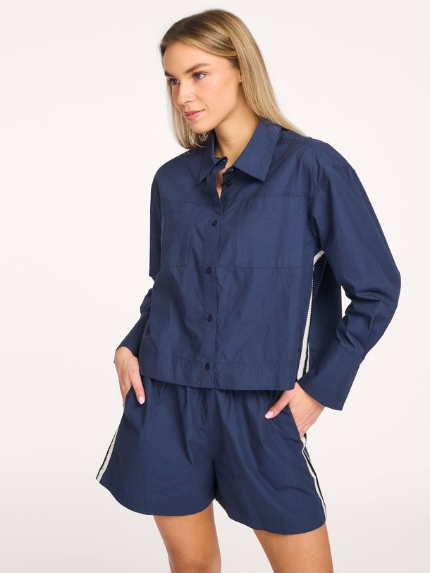 Ontdek de Loes organic cotton blouse van Alchemist in de kleur Donkerblauw bij Orangebag. Op werkdagen voor 21:45 besteld, morgen in huis.