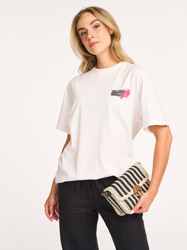 Ontdek de Dassel organic cotton T-shirt met print van Mads Norgaard in de kleur ecru bij Orangebag. Op werkdagen voor 21:45 besteld, morgen in huis.