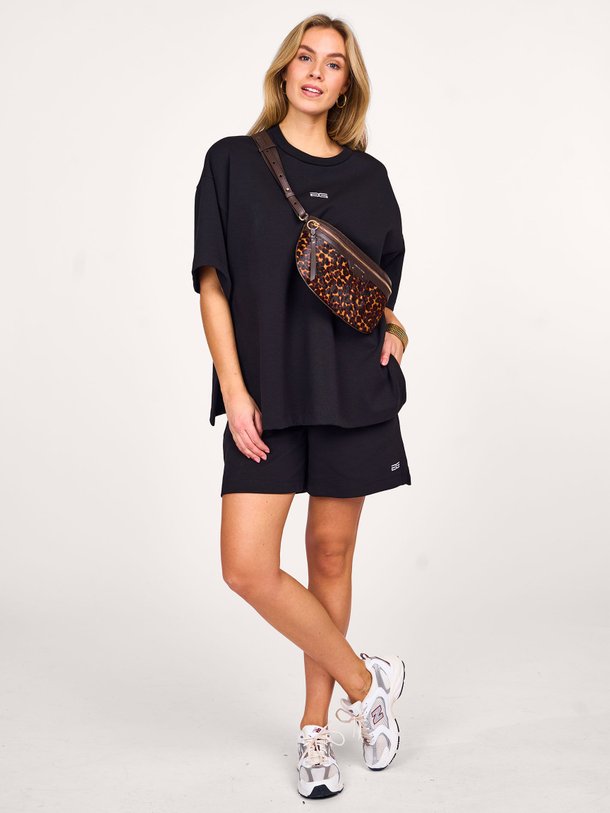 Ontdek de Imina katoenmix oversized logo T-shirt van Gestuz in de kleur zwart bij Orangebag. Op werkdagen voor 21:45 besteld, morgen in huis.