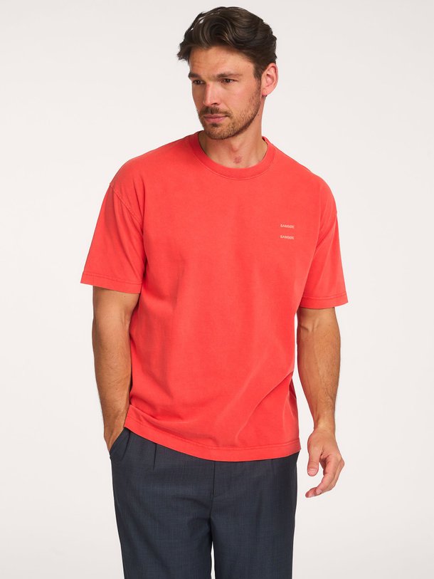 Ontdek de Sajoel organic cotton logo T-shirt van Samsoe Samsoe in de kleur Rood bij Orangebag. Op werkdagen voor 21:45 besteld, morgen in huis.