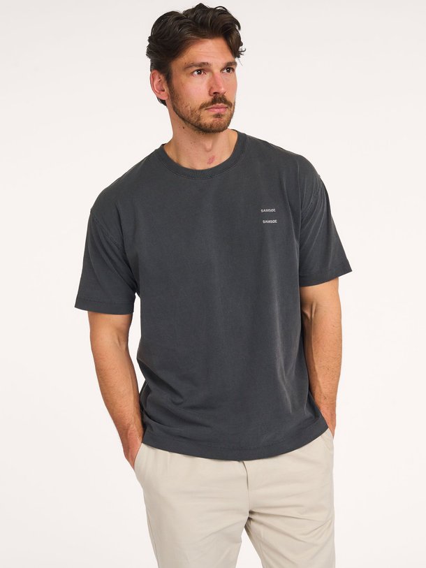 Ontdek de Sajoel organic cotton logo T-shirt van Samsoe Samsoe in de kleur Zwart bij Orangebag. Op werkdagen voor 21:45 besteld, morgen in huis.