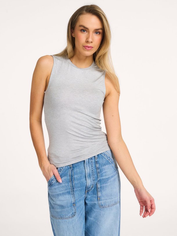 Ontdek de M014 Viscosemix lurex tanktop van Majestic Filatures in de kleur Lichtgrijs bij Orangebag. Op werkdagen voor 21:45 besteld, morgen in huis.