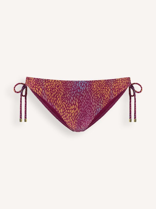Ontdek de Burgundy Drops low waist bikinislip van Cyell in de kleur Bordeauxrood bij Orangebag. Op werkdagen voor 21:45 besteld, morgen in huis.