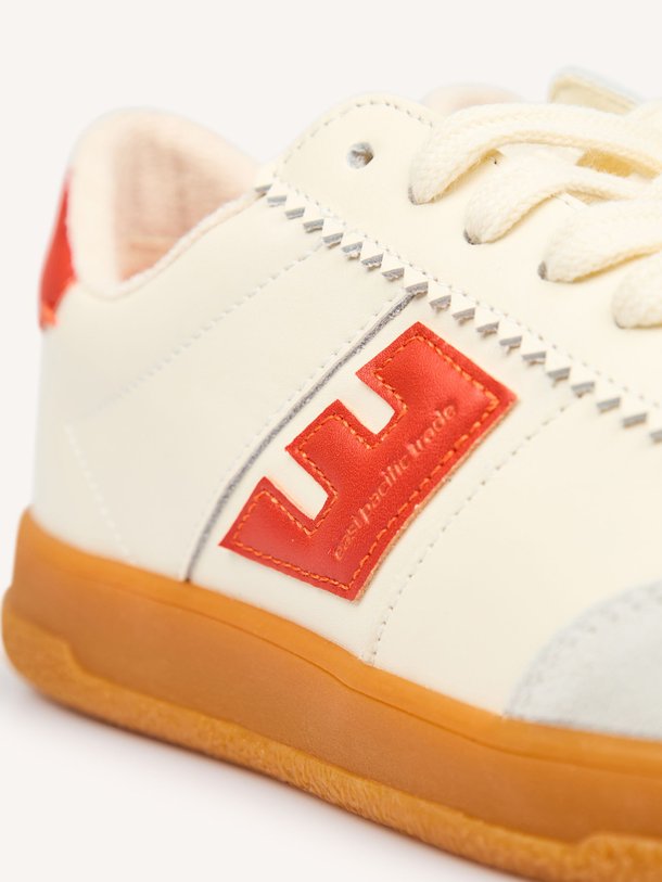 Ontdek de Santos lederen sneakers van East Pacific Trade in de kleur Off-white bij Orangebag. Op werkdagen voor 21:45 besteld, morgen in huis.