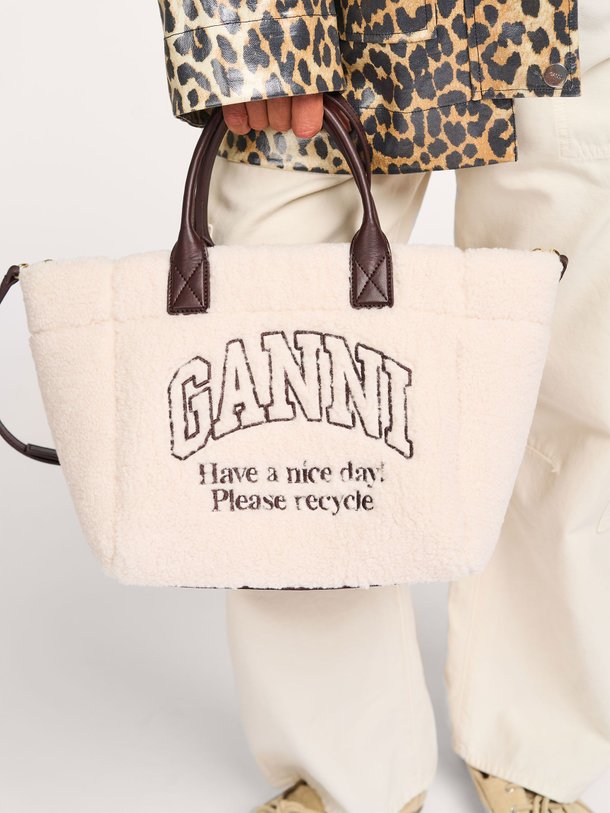 Ontdek de Geweven teddy schouder-/handtas van Ganni in de kleur Off-white bij Orangebag. Op werkdagen voor 21:45 besteld, morgen in huis.