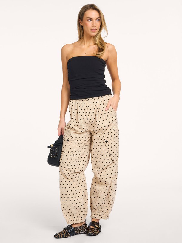 Ontdek de Diddi katoenen cargo broek met stippen van Co'Couture in de kleur Beige bij Orangebag. Op werkdagen voor 21:45 besteld, morgen in huis.