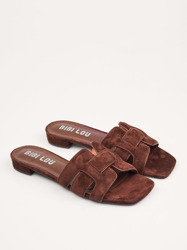 Ontdek de Holly suède slippers van Bibi Lou in de kleur Bruin bij Orangebag. Op werkdagen voor 21:45 besteld, morgen in huis.
