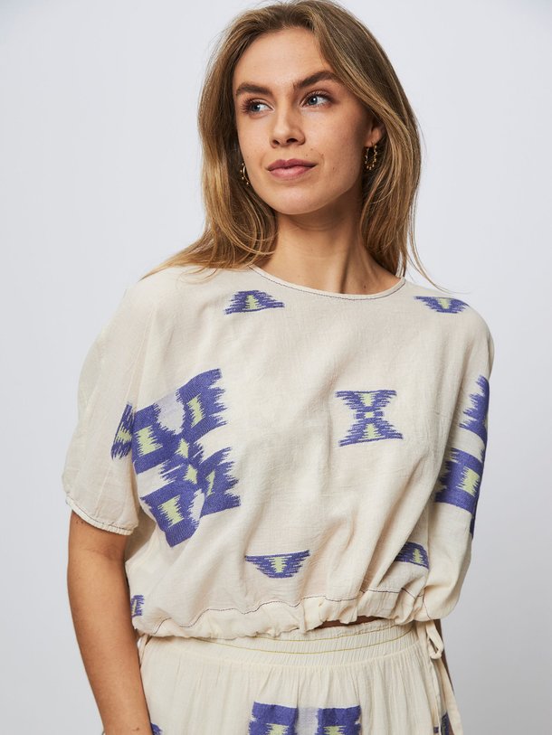 Ontdek de Kristalia katoenen top met dessin van Devotion in de kleur ecru bij Orangebag. Op werkdagen voor 21:45 besteld, morgen in huis.