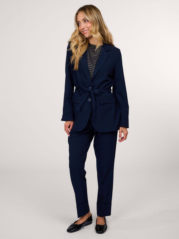 Ontdek de Viscosemix blazer van Summum in de kleur donkerblauw bij Orangebag. Op werkdagen voor 21:45 besteld, morgen in huis.