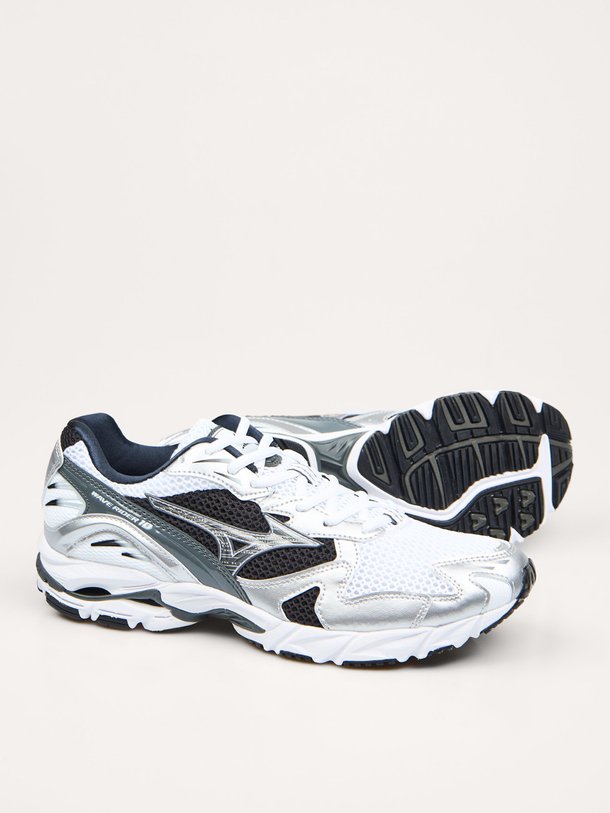 Ontdek de Wave Rider, lederen metallic sneakers van Mizuno bij Orangebag. Op werkdagen voor 21:45 besteld, morgen in huis.
