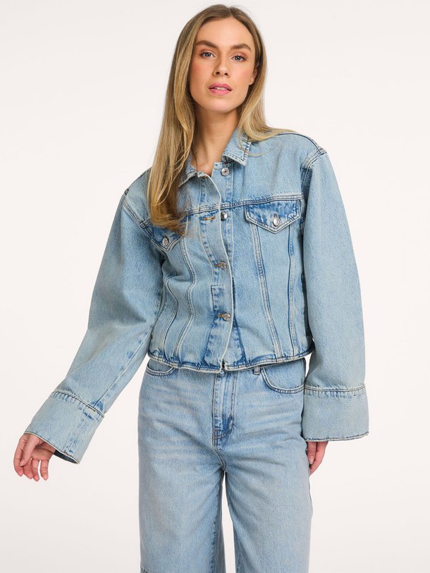 Ontdek de Cassy, denim jack van Club L`avenir bij Orangebag. Op werkdagen voor 21:45 besteld, morgen in huis.