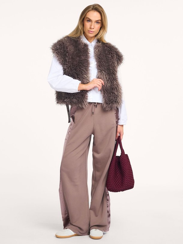 Ontdek de Katoenmix joggingbroek van 10Days in de kleur mauve bij Orangebag. Op werkdagen voor 21:45 besteld, morgen in huis.