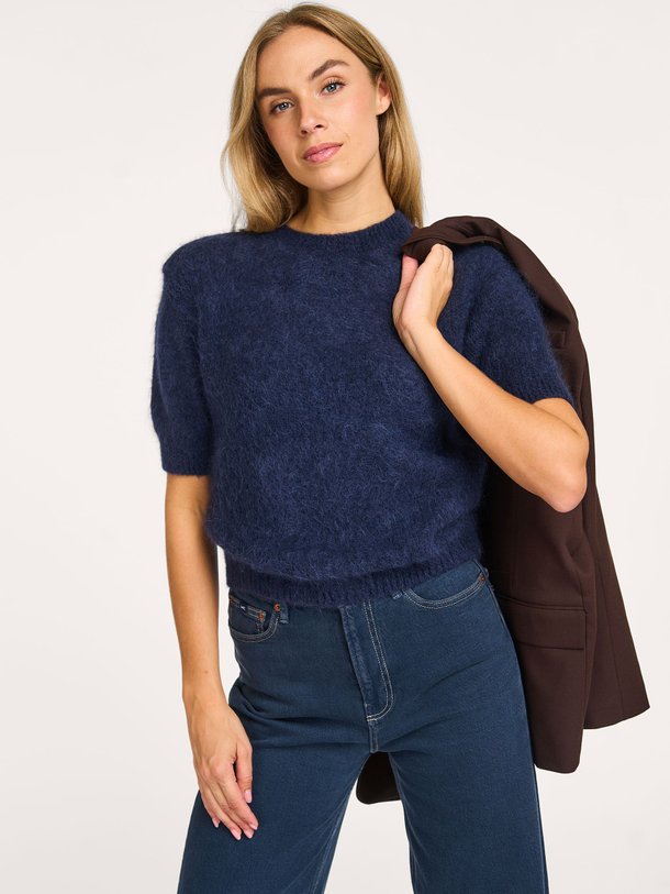 Ontdek de Danni alpacamix trui van Aaiko in de kleur donkerblauw bij Orangebag. Op werkdagen voor 21:45 besteld, morgen in huis.