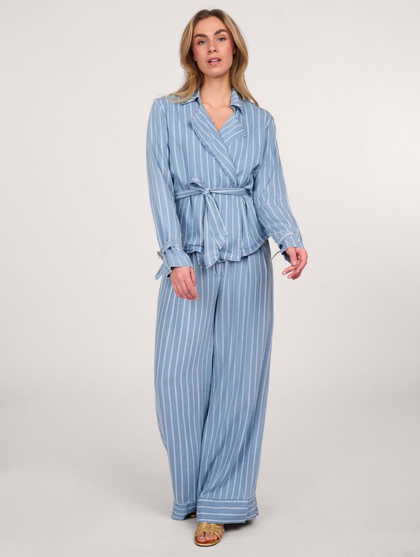 Ontdek de Dorissa geweven jasje met gestreept dessin van Aaiko in de kleur blauw bij Orangebag. Op werkdagen voor 21:45 besteld, morgen in huis.