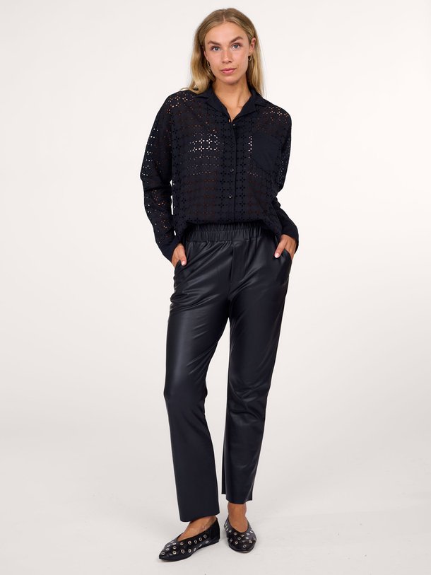 Ontdek de Katoenen opengewerkte broderie blouse van 10Days in de kleur zwart bij Orangebag. Op werkdagen voor 21:45 besteld, morgen in huis.