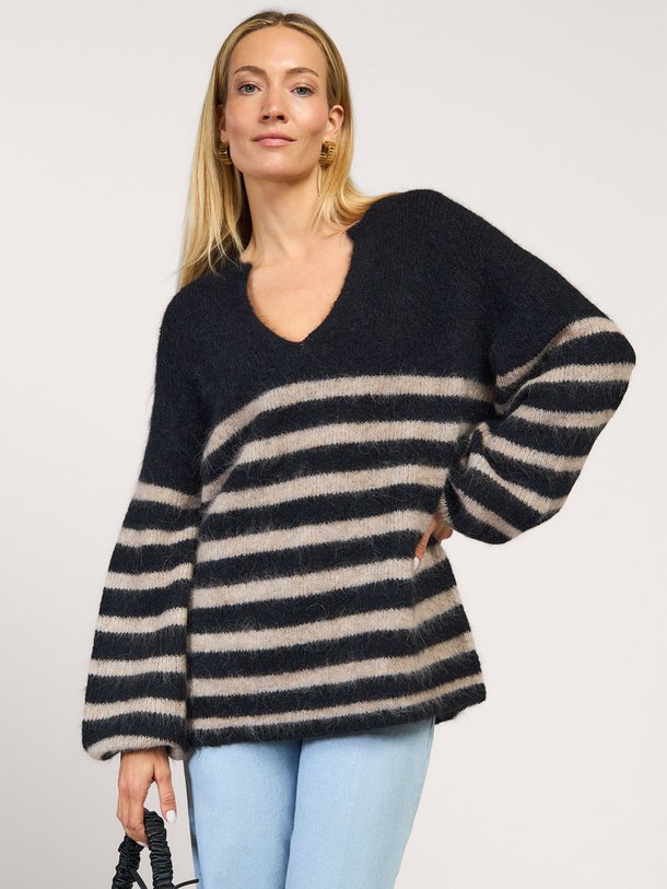 Ontdek de alpacamix gestreepte trui van 10Days in de kleur zwart bij Orangebag. Op werkdagen voor 21:45 besteld, morgen in huis.