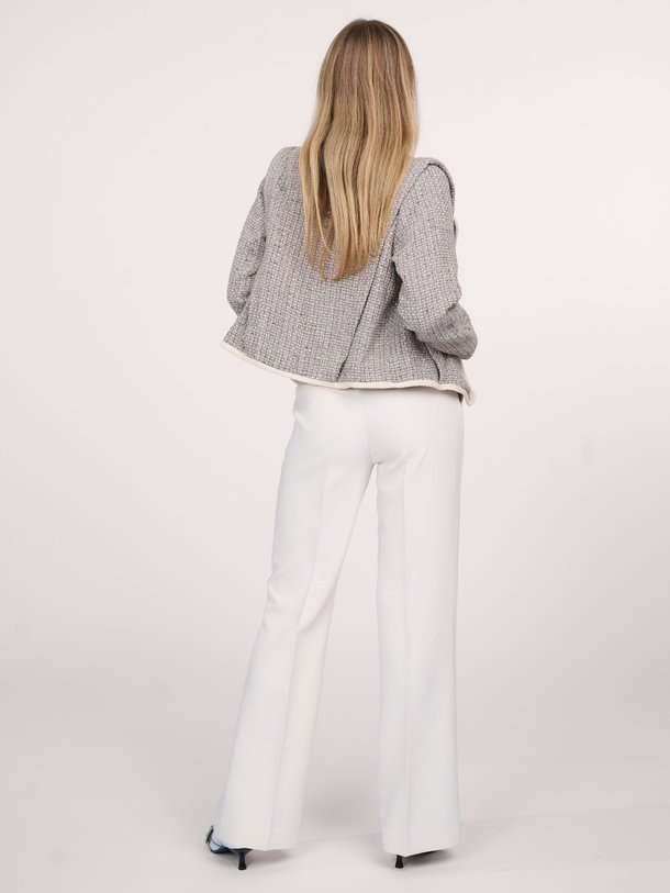 Ontdek de Chantalle viscosemix stretch pantalon van Aaiko in de kleur ecru bij Orangebag. Op werkdagen voor 21:45 besteld, morgen in huis.
