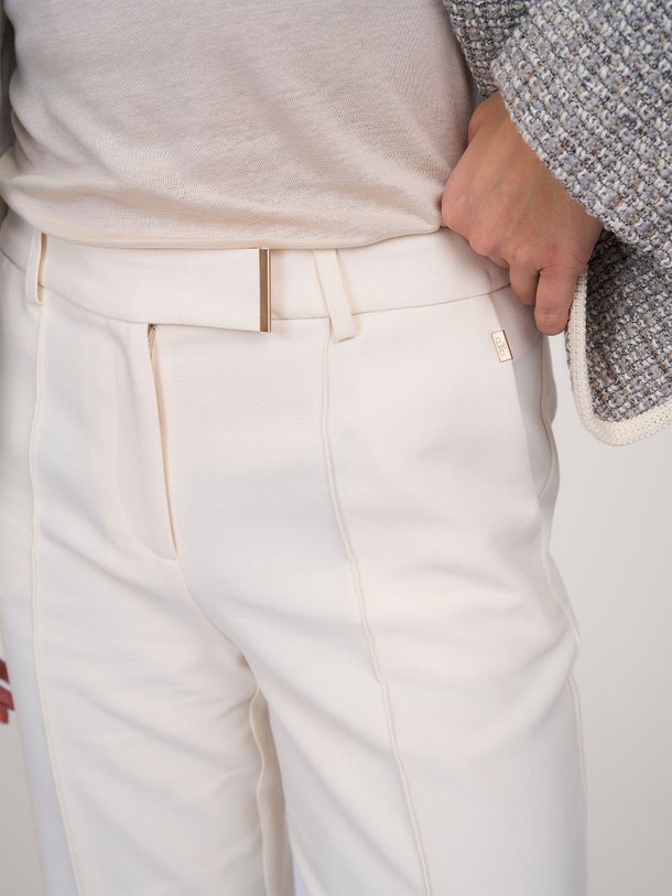 Ontdek de Chantalle viscosemix stretch pantalon van Aaiko in de kleur ecru bij Orangebag. Op werkdagen voor 21:45 besteld, morgen in huis.