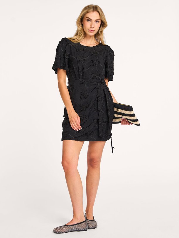 Ontdek de Celina viscosemix jurk met borduursel van Aaiko in de kleur zwart bij Orangebag. Op werkdagen voor 21:45 besteld, morgen in huis.