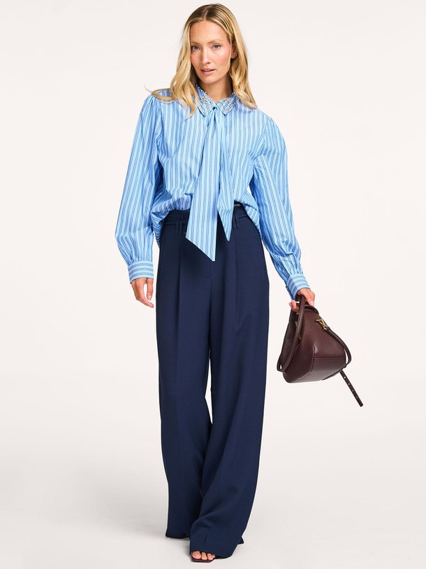 Ontdek de Fenne katoenmix gestreepte blouse van Aaiko in de kleur lichtblauw bij Orangebag. Op werkdagen voor 21:45 besteld, morgen in huis.