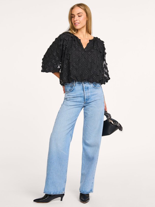 Ontdek de Delany geweven top met applicaties van Aaiko in de kleur zwart bij Orangebag. Op werkdagen voor 21:45 besteld, morgen in huis.