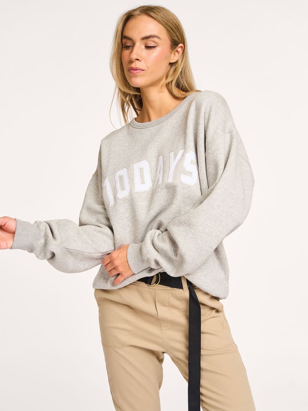 Ontdek de Katoenmix gemêleerde logo sweater van 10Days in de kleur lichtgrijs bij Orangebag. Op werkdagen voor 21:45 besteld, morgen in huis.