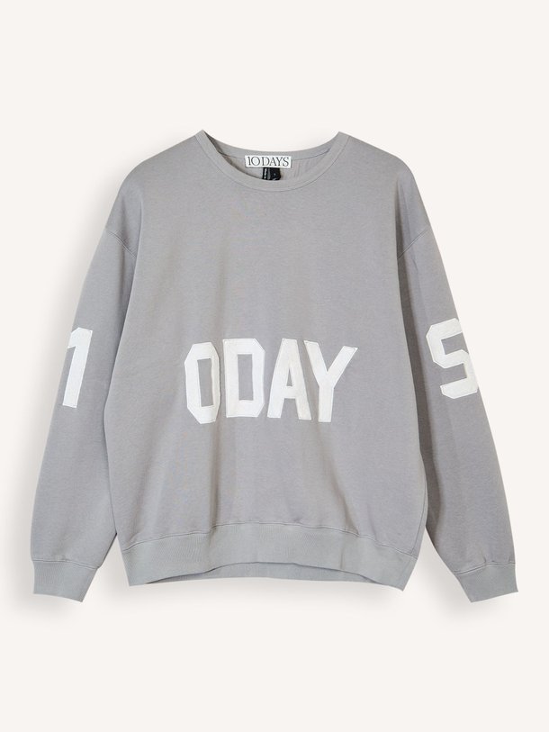 Ontdek de Katoenmix logo sweater van 10Days in de kleur Lichtgrijs bij Orangebag. Op werkdagen voor 21:45 besteld, morgen in huis.