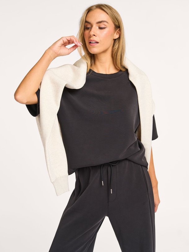 Ontdek de Modalmix scuba T-shirt van 10Days in de kleur zwart bij Orangebag. Op werkdagen voor 21:45 besteld, morgen in huis.