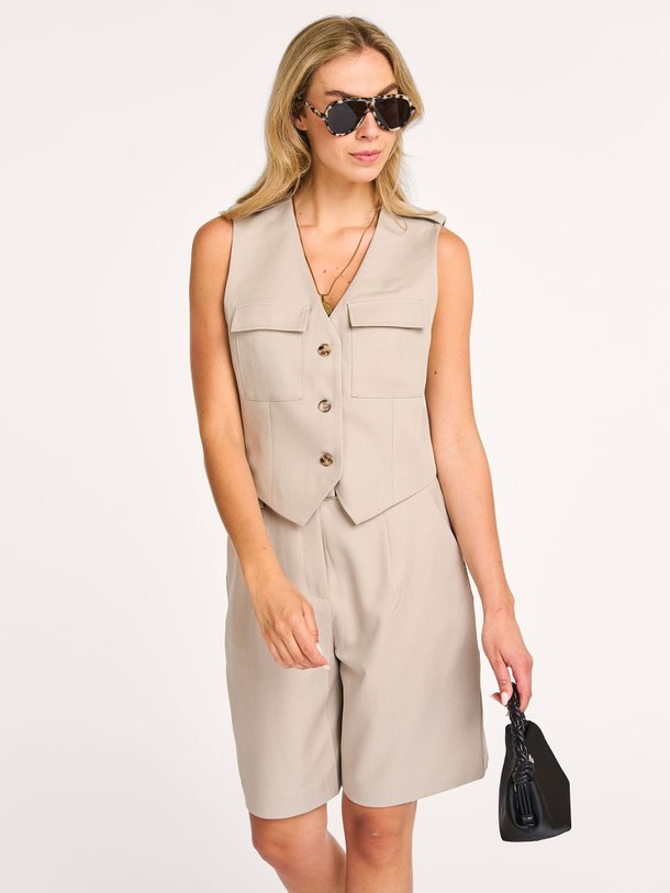 Ontdek de Ally geweven gilet van Aaiko in de kleur zand bij Orangebag. Op werkdagen voor 21:45 besteld, morgen in huis.