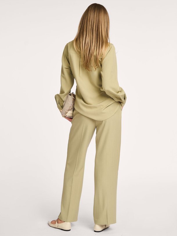 Ontdek de Zoe geweven blouse van Aaiko in de kleur groen bij Orangebag. Op werkdagen voor 21:45 besteld, morgen in huis.