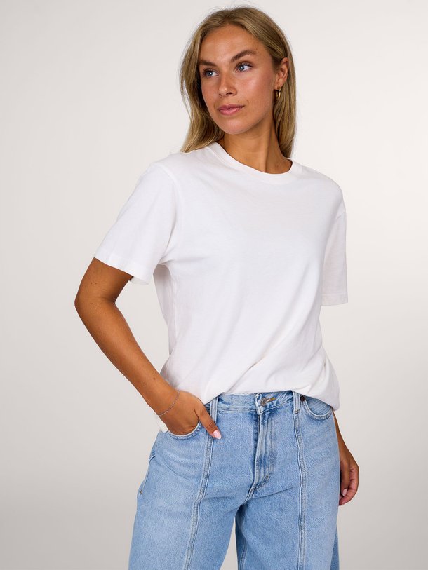 Ontdek de Jay organic cotton T-shirt van Agolde in de kleur wit bij Orangebag. Op werkdagen voor 21:45 besteld, morgen in huis.