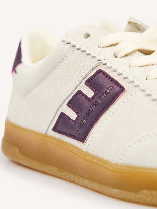 Ontdek de Santos suède sneakers van East Pacific Trade in de kleur Donkerpaars bij Orangebag. Op werkdagen voor 21:45 besteld, morgen in huis.