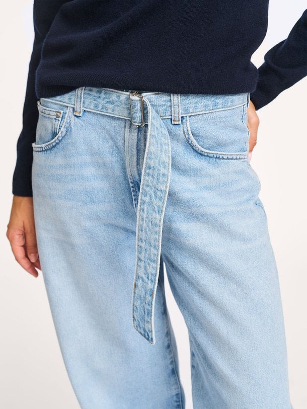 Ontdek de Mid waist barrel fit jeans van Agolde in de kleur lichtblauw bij Orangebag. Op werkdagen voor 21:45 besteld, morgen in huis.