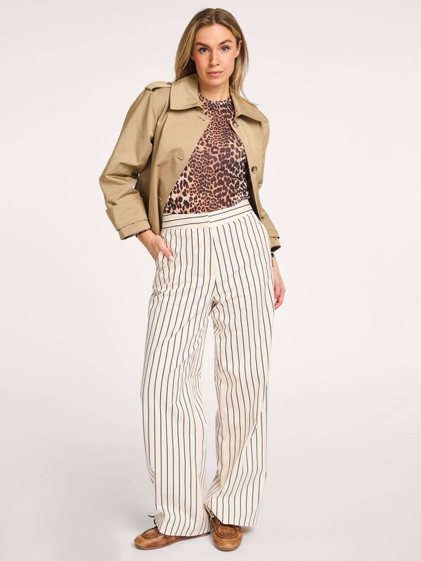 Ontdek de Sonja katoenmix gestreepte pantalon van Aaiko in de kleur ecru bij Orangebag. Op werkdagen voor 21:45 besteld, morgen in huis.