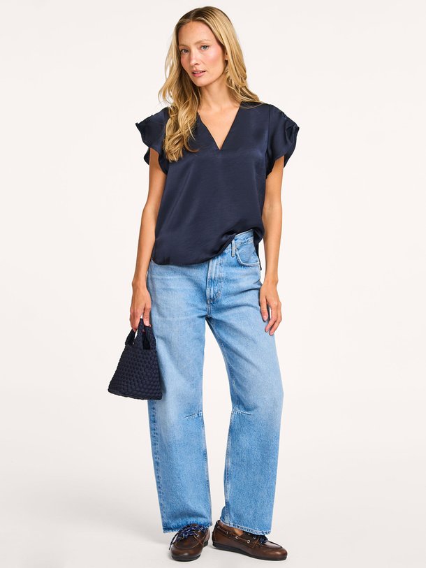Ontdek de Minny geweven top van Aaiko in de kleur donkerblauw bij Orangebag. Op werkdagen voor 21:45 besteld, morgen in huis.