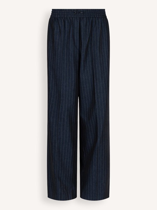 Ontdek de Esila katoenmix broek met krijtstreep van Aaiko in de kleur Donkerblauw bij Orangebag. Op werkdagen voor 21:45 besteld, morgen in huis.