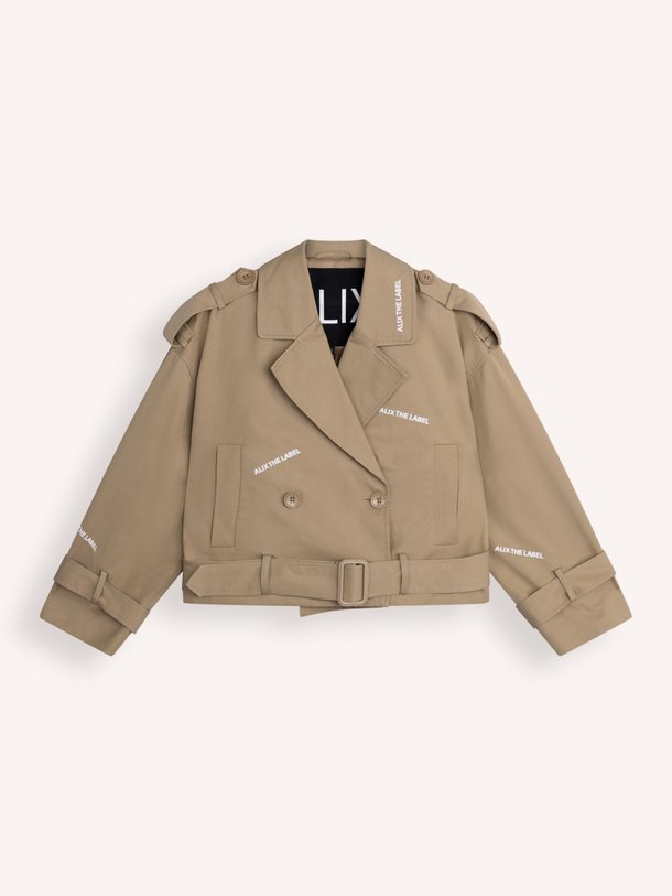 Ontdek de ladies woven short alix trench coat van Alix The Label bij Orangebag. Op werkdagen voor 21:45 besteld, morgen in huis.