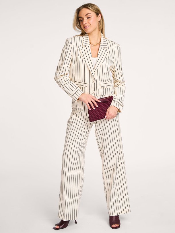 Ontdek de Ines katoenmix cropped blazer van Aaiko in de kleur ecru bij Orangebag. Op werkdagen voor 21:45 besteld, morgen in huis.