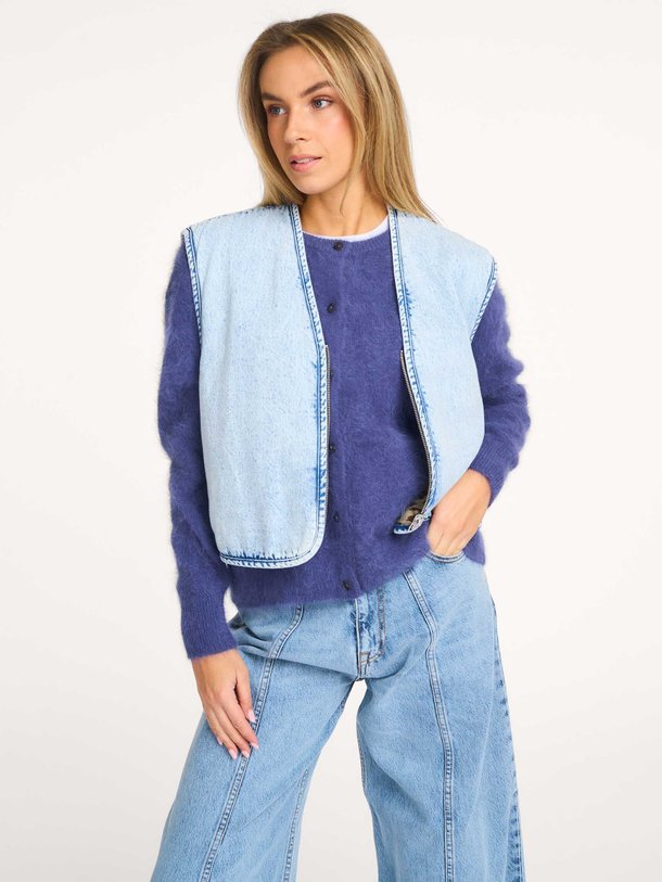 Ontdek de Joannie geweven reversible gilet van Bellerose in de kleur Lichtblauw bij Orangebag. Op werkdagen voor 21:45 besteld, morgen in huis.