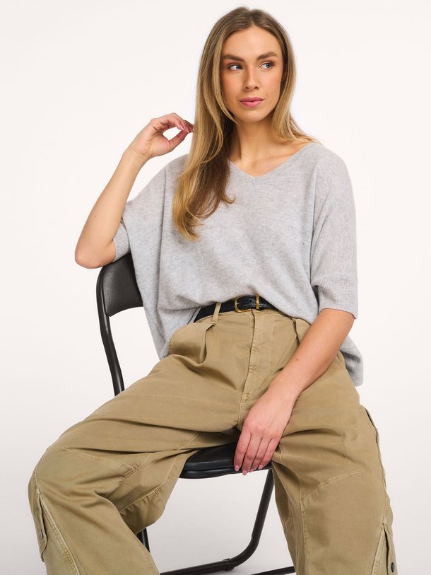 Ontdek de Kate cashmere trui van Absolut Cashmere in de kleur Grijs bij Orangebag. Op werkdagen voor 21:45 besteld, morgen in huis.