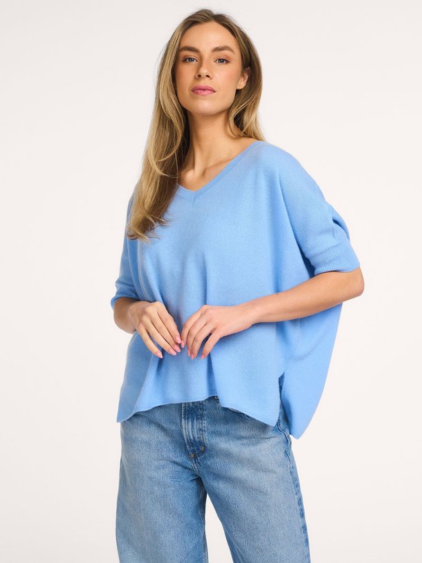 Ontdek de Kate cashmere trui van Absolut Cashmere in de kleur Blauw bij Orangebag. Op werkdagen voor 21:45 besteld, morgen in huis.