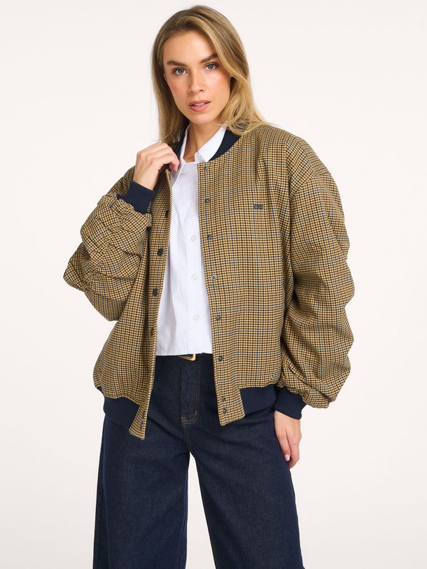 Ontdek de Chicca viscosemix geruit bomberjack van Gestuz in de kleur Lichtbruin bij Orangebag. Op werkdagen voor 21:45 besteld, morgen in huis.