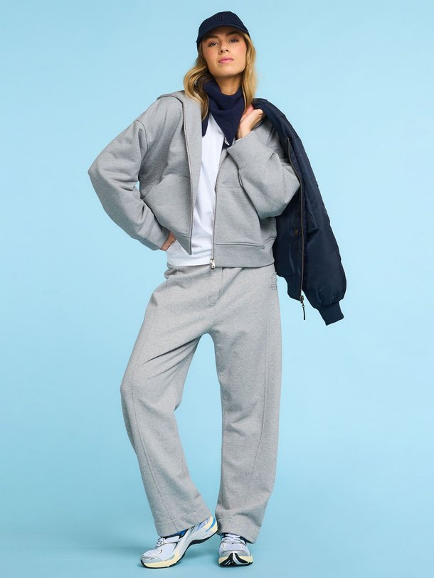 Ontdek de Organic cotton joggingbroek van Ganni in de kleur Grijs bij Orangebag. Op werkdagen voor 21:45 besteld, morgen in huis.