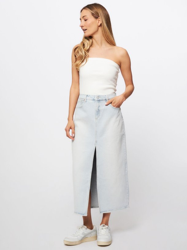 Ontdek de Sura low waist denim rok van Abrand in de kleur lichtblauw bij Orangebag. Op werkdagen voor 21:45 besteld, morgen in huis.