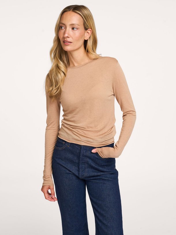 Ontdek de Flora lyocell/wolmix longsleeve van Absolut Cashmere in de kleur lichtbruin bij Orangebag. Op werkdagen voor 21:45 besteld, morgen in huis.