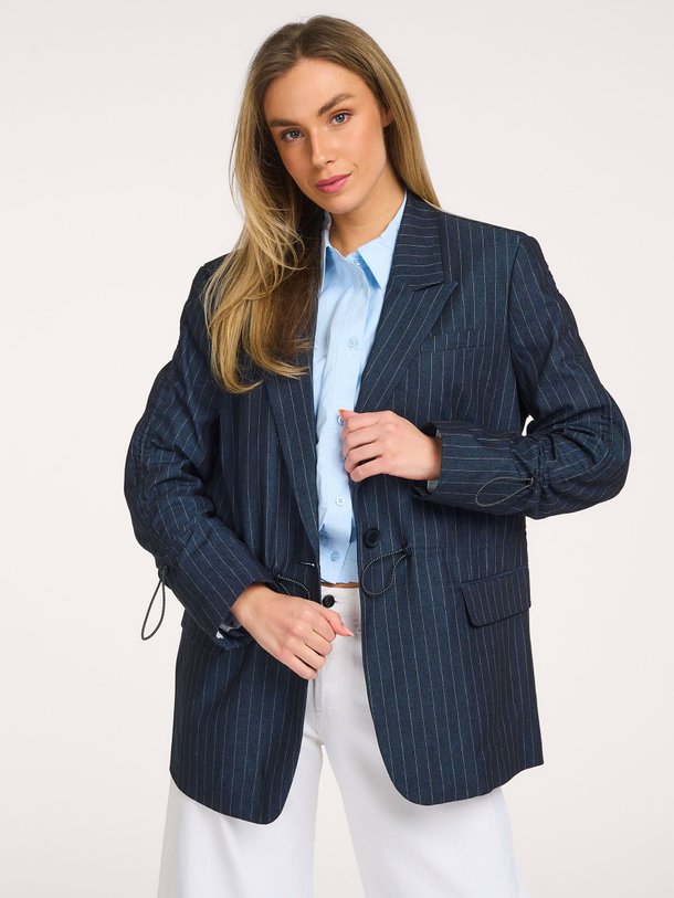 Ontdek de Brynn katoenmix blazer met krijtstreep van Aaiko in de kleur Donkerblauw bij Orangebag. Op werkdagen voor 21:45 besteld, morgen in huis.