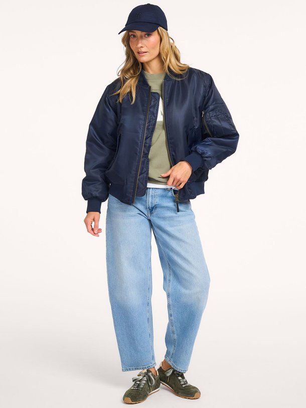 Ontdek de Leon geweven bomberjack van Anine Bing in de kleur Donkerblauw bij Orangebag. Op werkdagen voor 21:45 besteld, morgen in huis.