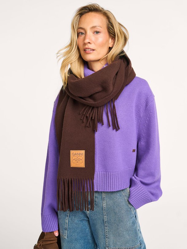 Ontdek de Wollen sjaal van Ganni in de kleur Donkerbruin bij Orangebag. Op werkdagen voor 21:45 besteld, morgen in huis.