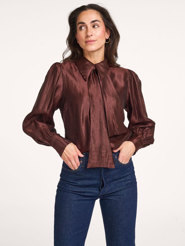 Ontdek de Veronne viscosemix blouse van Aaiko in de kleur donkerbruin bij Orangebag. Op werkdagen voor 21:45 besteld, morgen in huis.