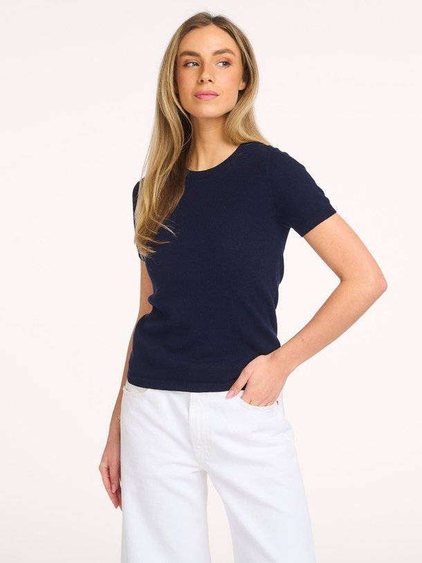 Ontdek de Amelia cashmere top van Absolut Cashmere in de kleur Donkerblauw bij Orangebag. Op werkdagen voor 21:45 besteld, morgen in huis.